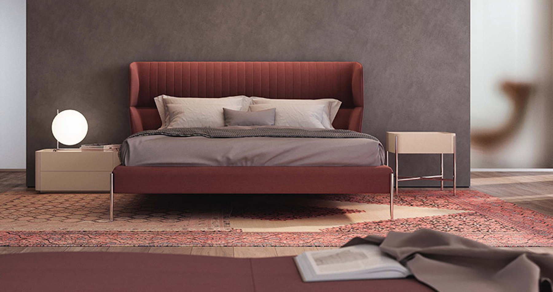 Mut zur Farbe: Ein rotes Bett mit beigen Nachttischen sorgt für ein kuscheliges Ambiente
